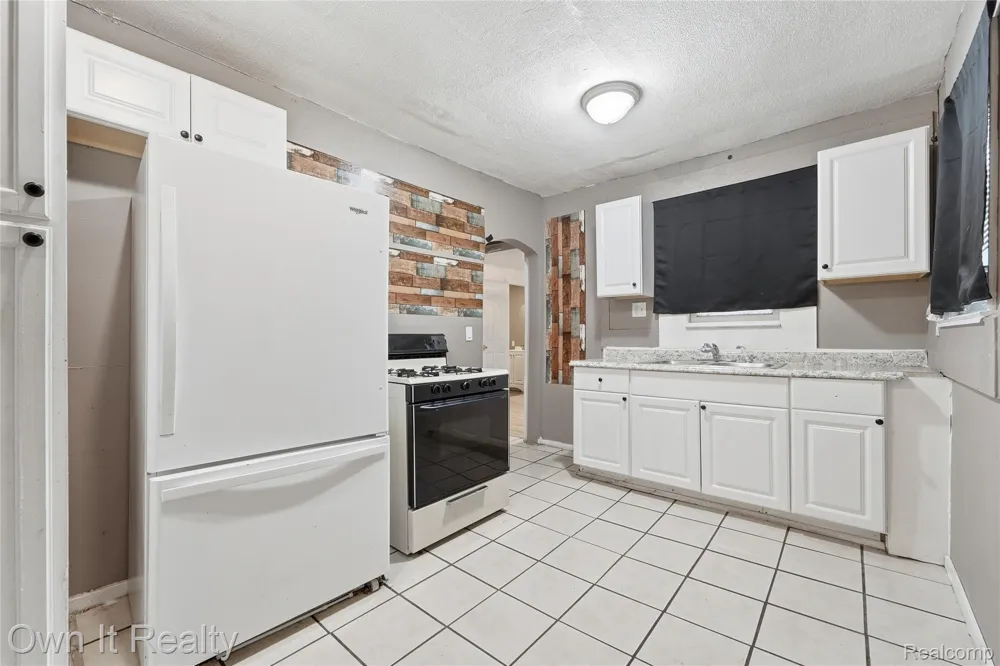 20802 Midway Avenue Southfield City, MI 48075