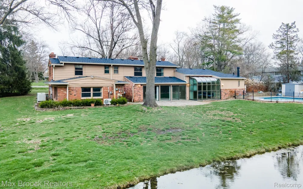 25461 Tweed Drive Franklin Village, MI 48025