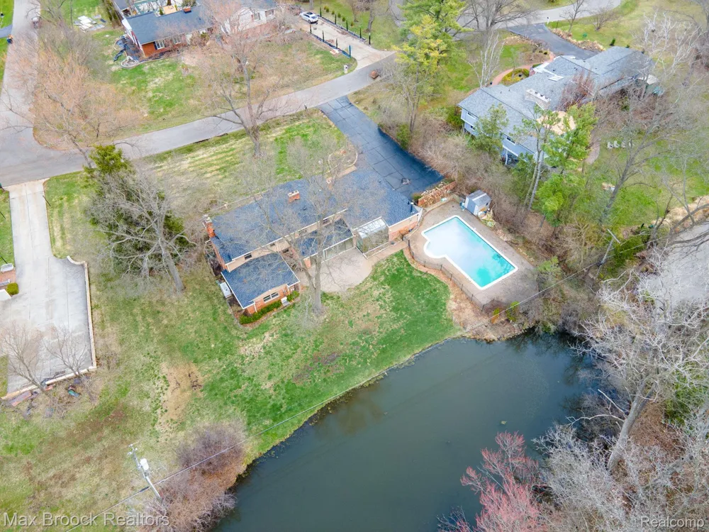25461 Tweed Drive Franklin Village, MI 48025
