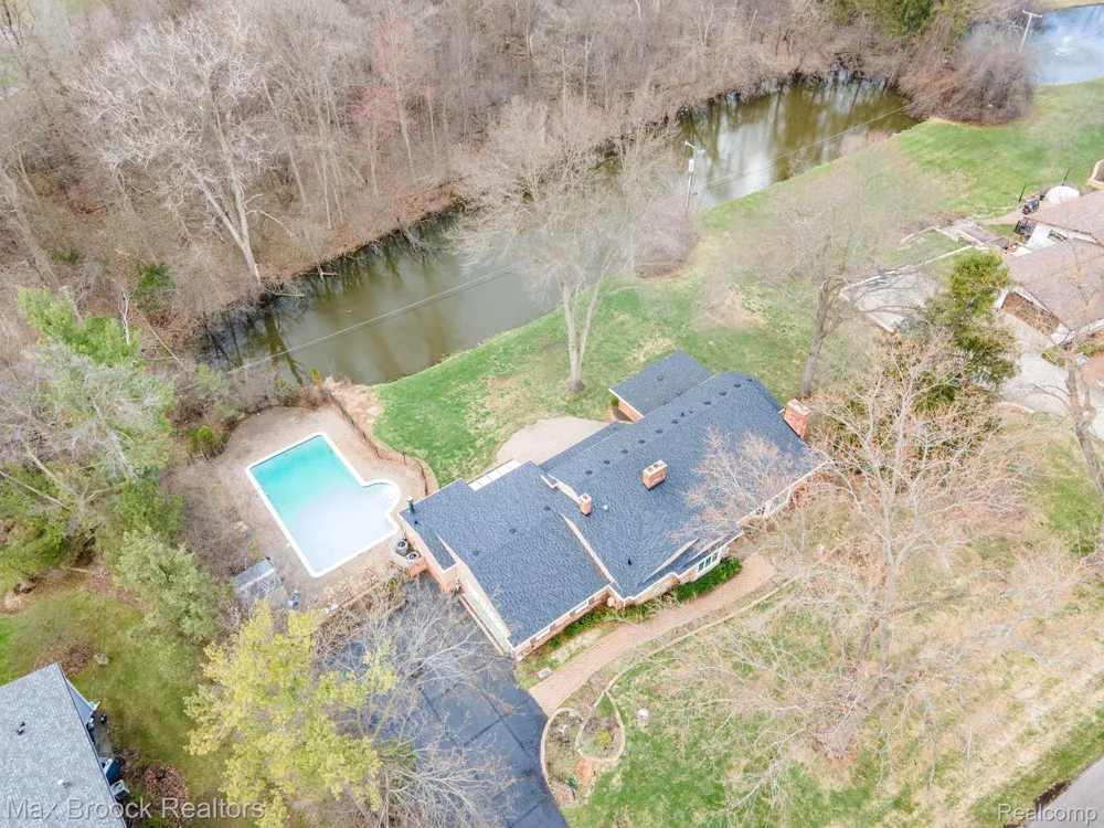 25461 Tweed Drive Franklin Village, MI 48025