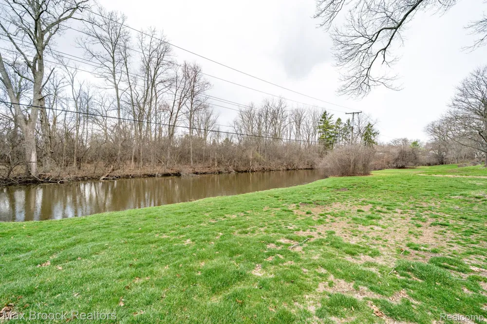 25461 Tweed Drive Franklin Village, MI 48025