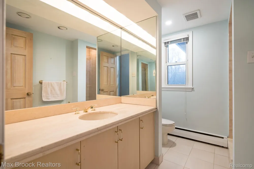 25461 Tweed Drive Franklin Village, MI 48025