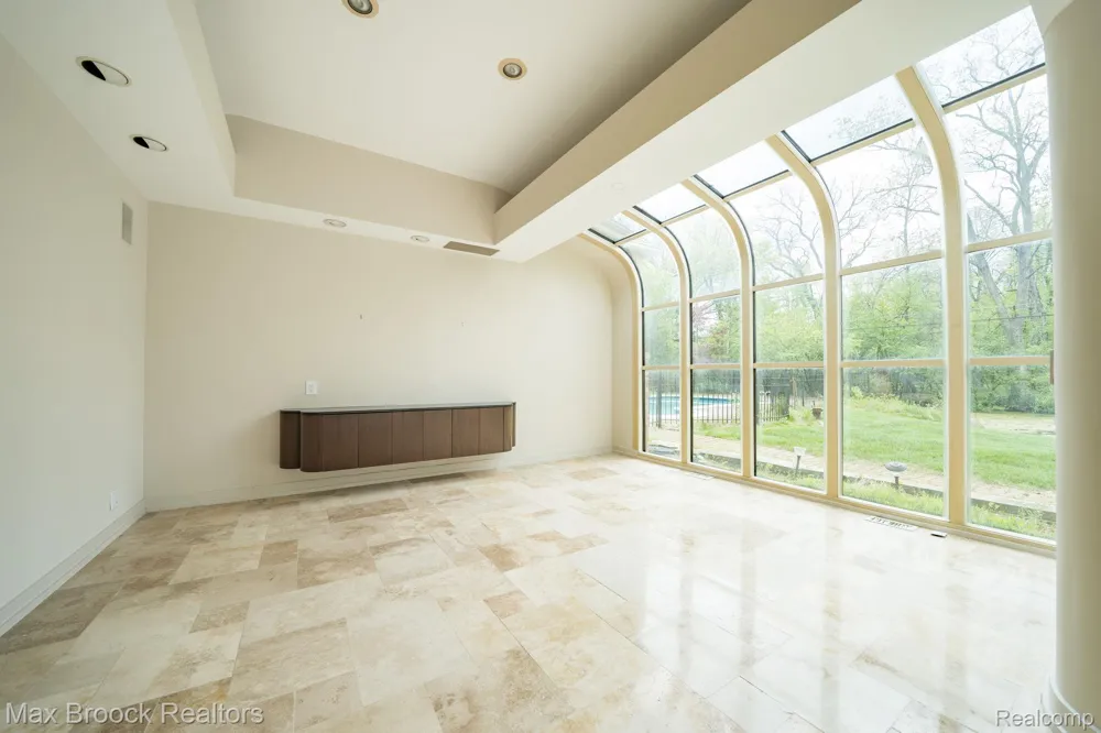 25461 Tweed Drive Franklin Village, MI 48025