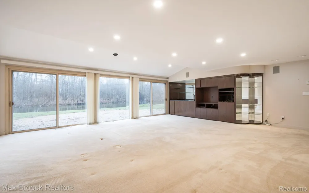 25461 Tweed Drive Franklin Village, MI 48025