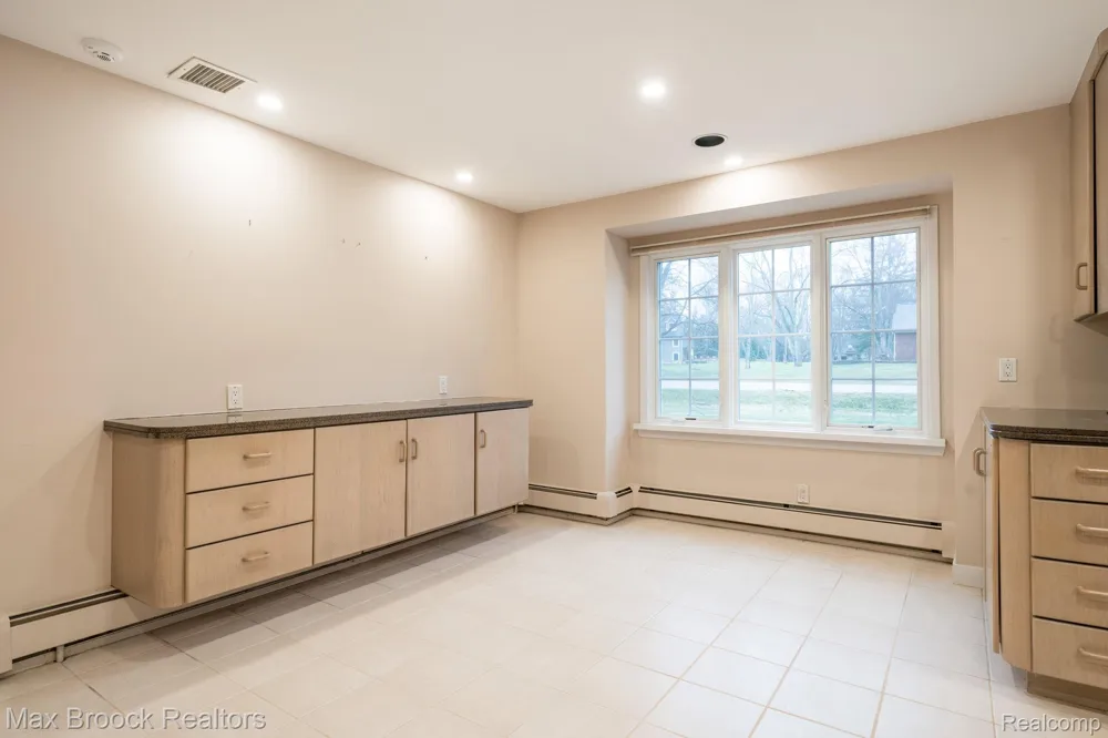 25461 Tweed Drive Franklin Village, MI 48025