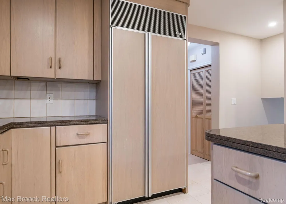 25461 Tweed Drive Franklin Village, MI 48025