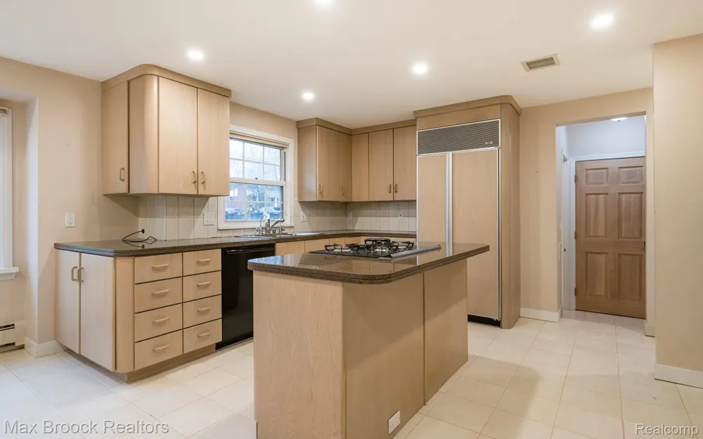 25461 Tweed Drive Franklin Village, MI 48025