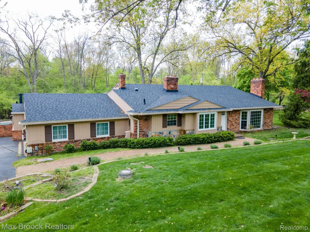 25461 Tweed Drive Franklin Village, MI 48025