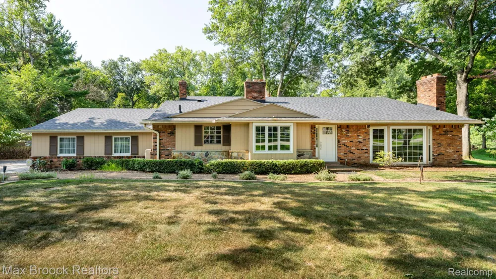 25461 Tweed Drive Franklin Village, MI 48025