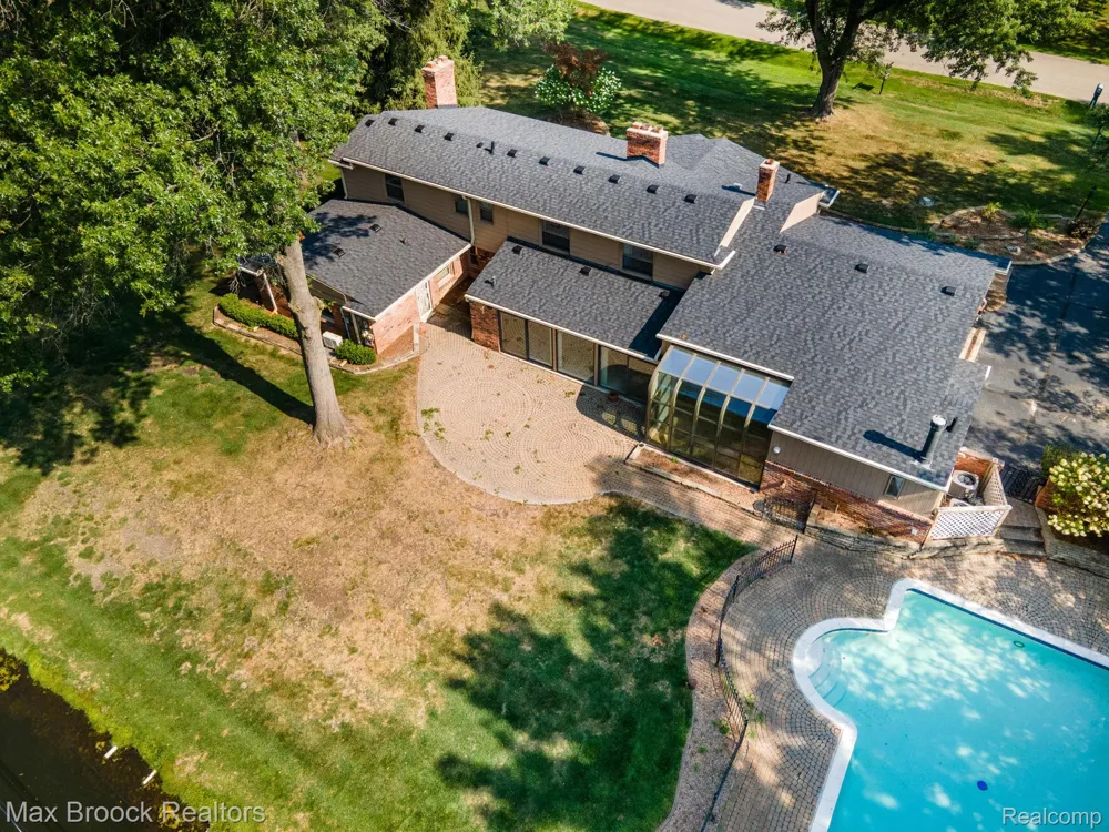 25461 Tweed Drive Franklin Village, MI 48025