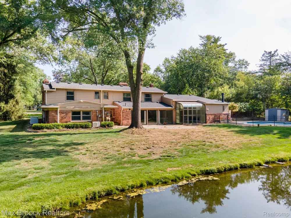 25461 Tweed Drive Franklin Village, MI 48025