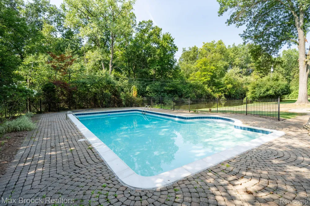 25461 Tweed Drive Franklin Village, MI 48025