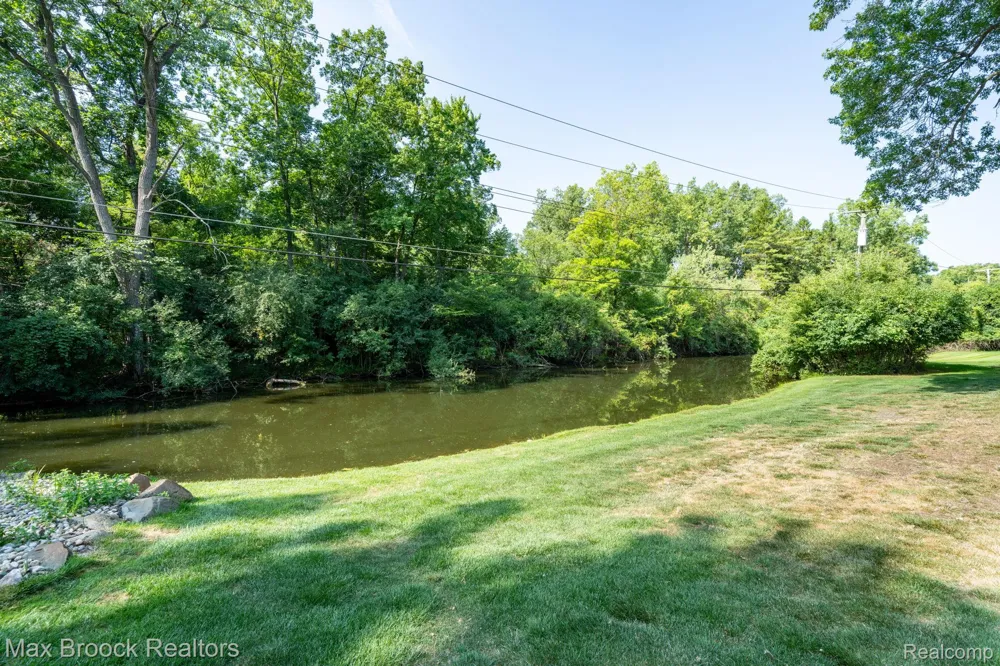 25461 Tweed Drive Franklin Village, MI 48025