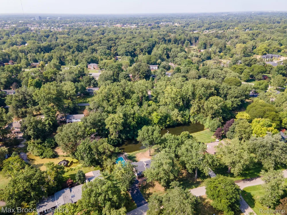 25461 Tweed Drive Franklin Village, MI 48025