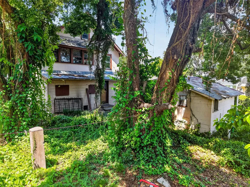 16018 DORA AVENUE Tavares, FL 32778