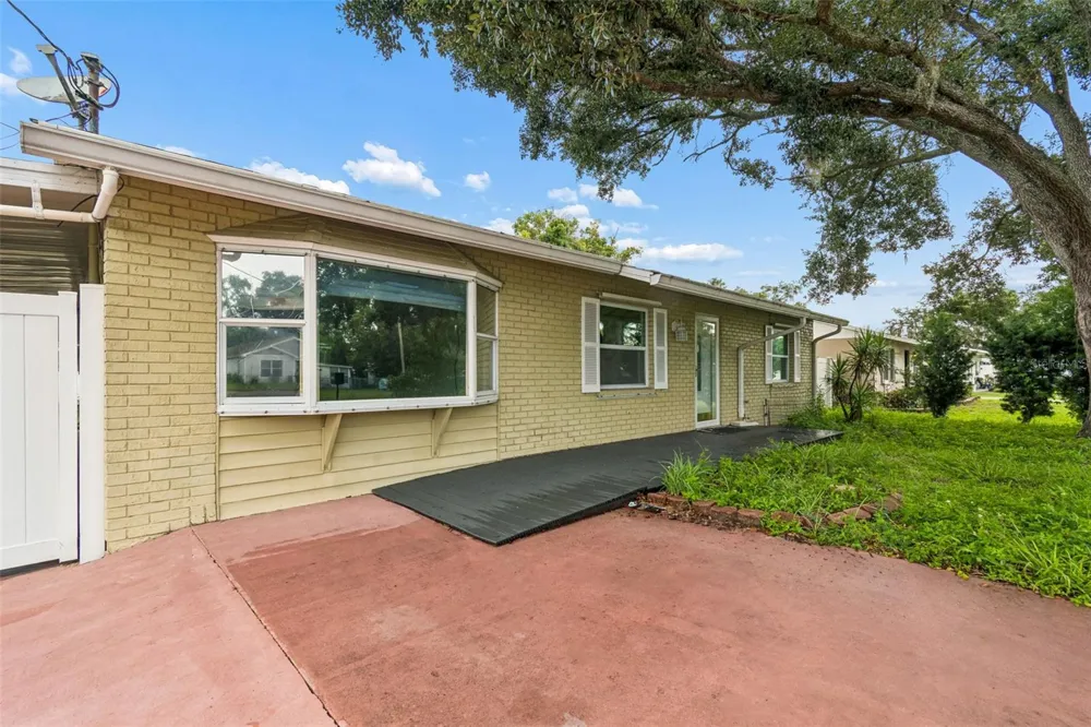 38621 NORTH AVENUE Zephyrhills, FL 33542