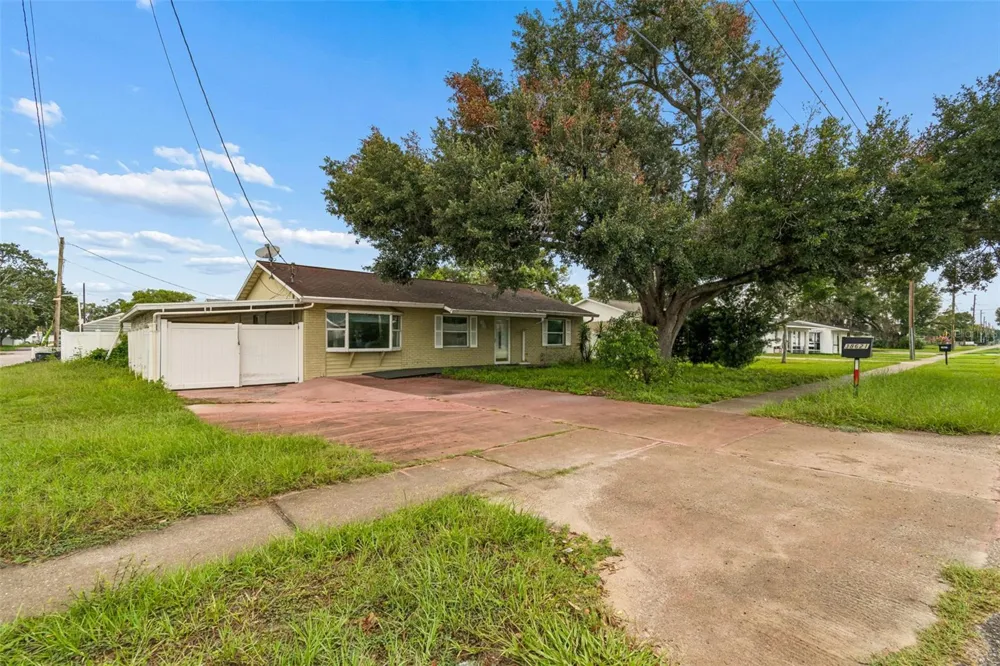 38621 NORTH AVENUE Zephyrhills, FL 33542
