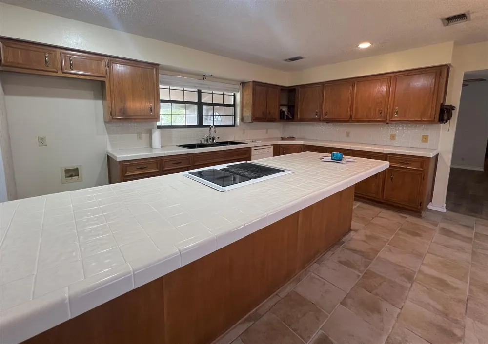 2325 Valenta Rd La Grange, TX 78945
