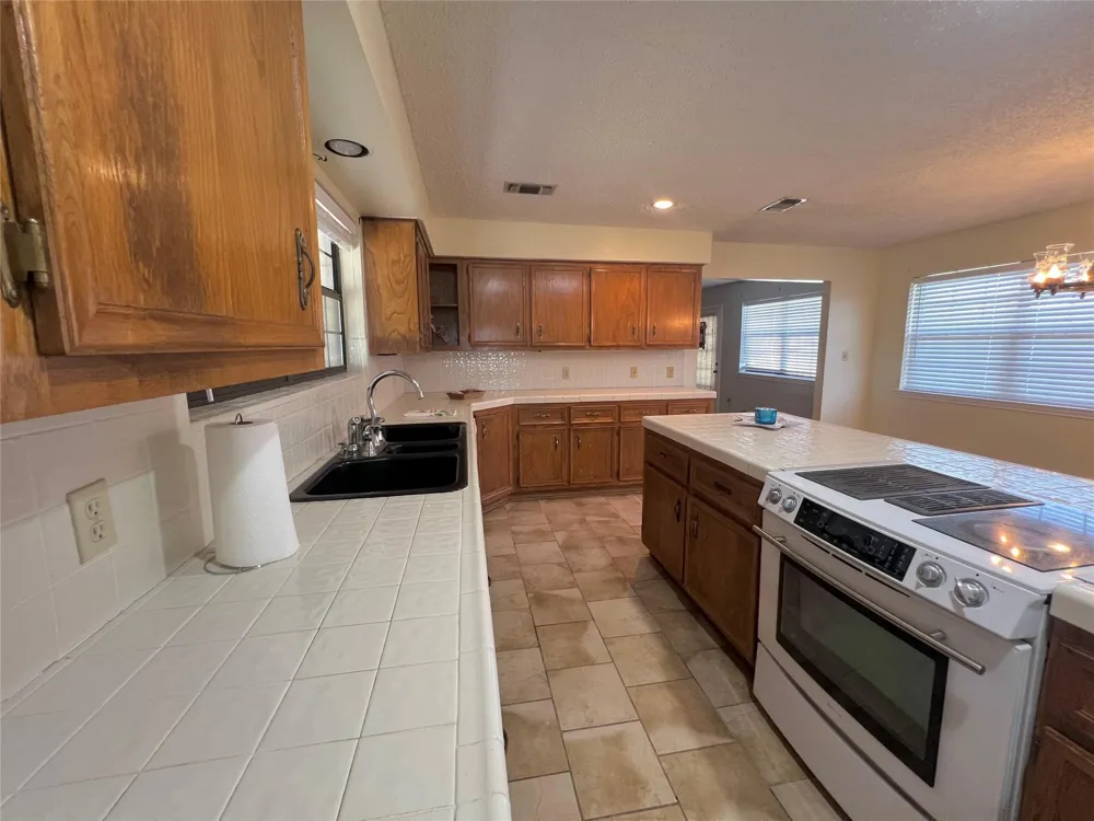 2325 Valenta Rd La Grange, TX 78945