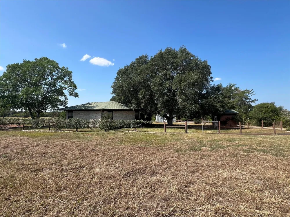 2325 Valenta Rd La Grange, TX 78945