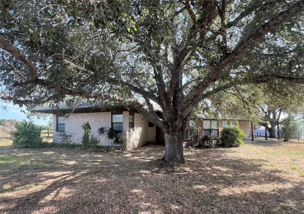 2325 Valenta Rd La Grange, TX 78945