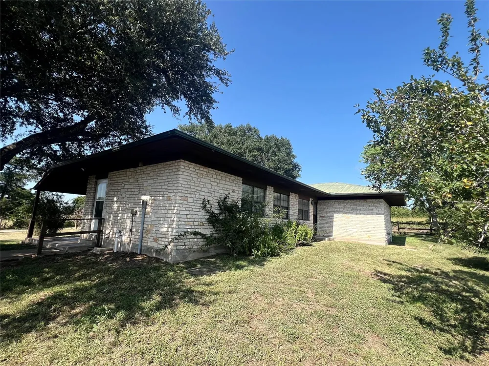 2325 Valenta Rd La Grange, TX 78945