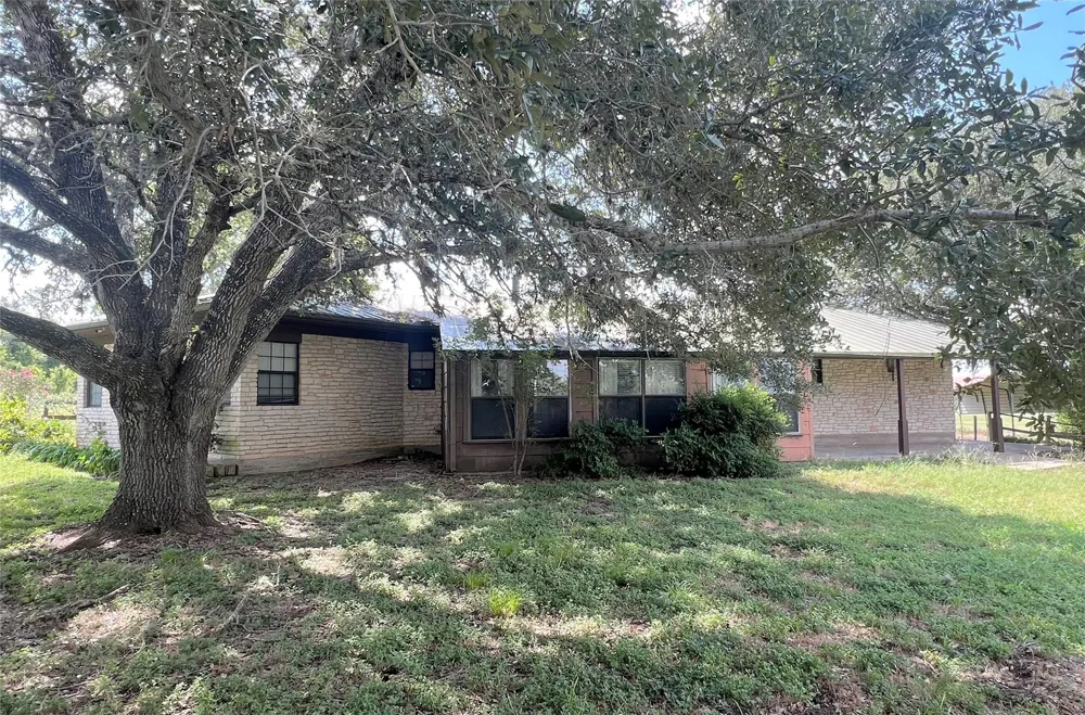 2325 Valenta Rd La Grange, TX 78945