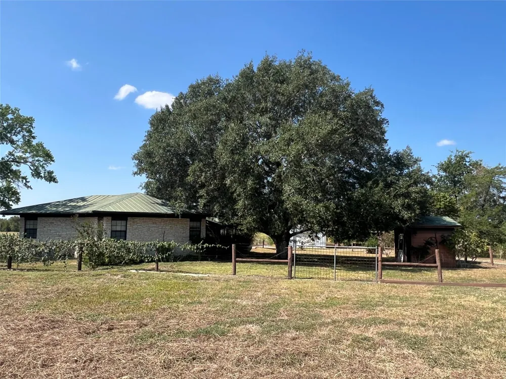 2325 Valenta Rd La Grange, TX 78945