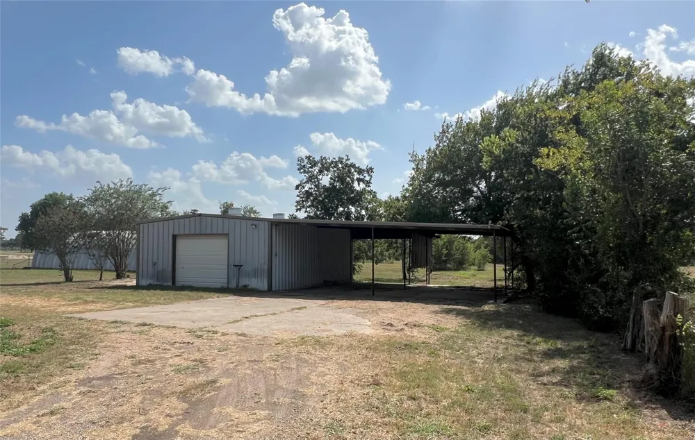2325 Valenta Rd La Grange, TX 78945