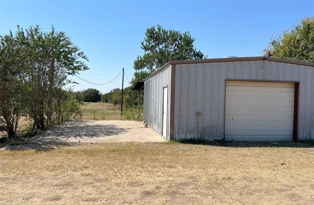 2325 Valenta Rd La Grange, TX 78945