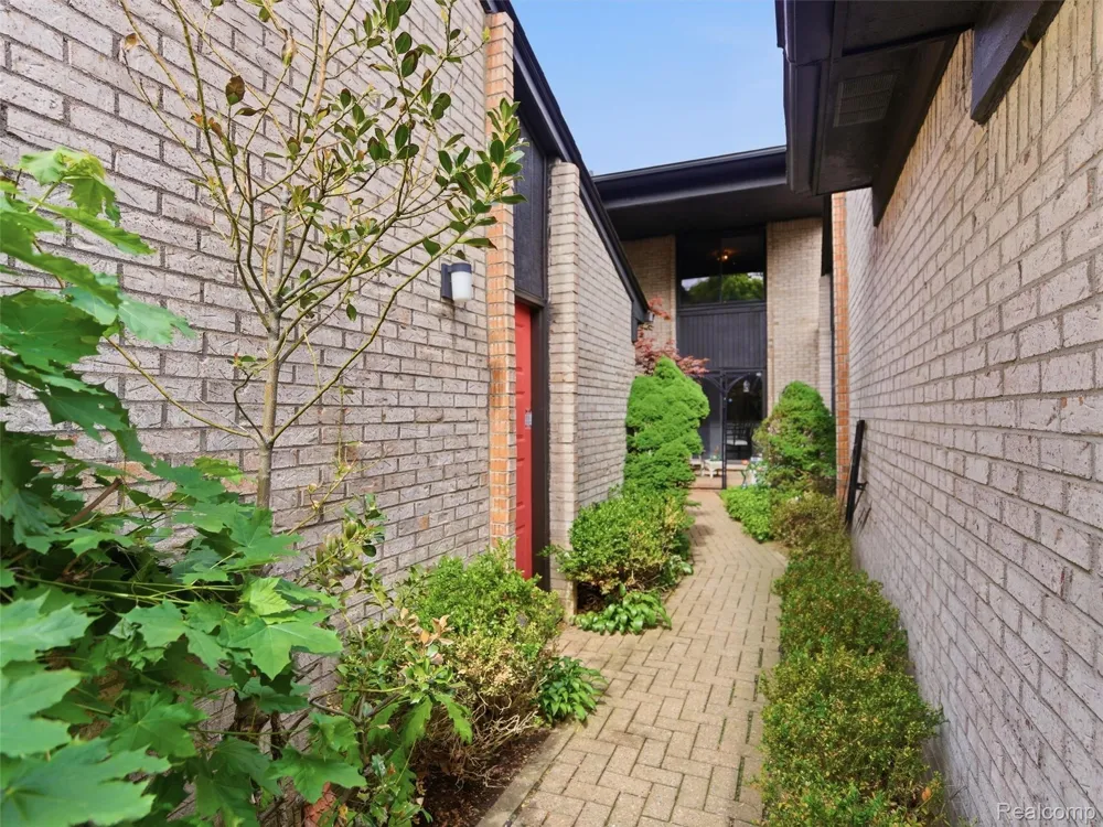 4261 Wabeek Lake Drive S Bloomfield Hills City, MI 48302