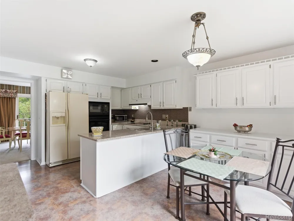 4261 Wabeek Lake Drive S Bloomfield Hills City, MI 48302