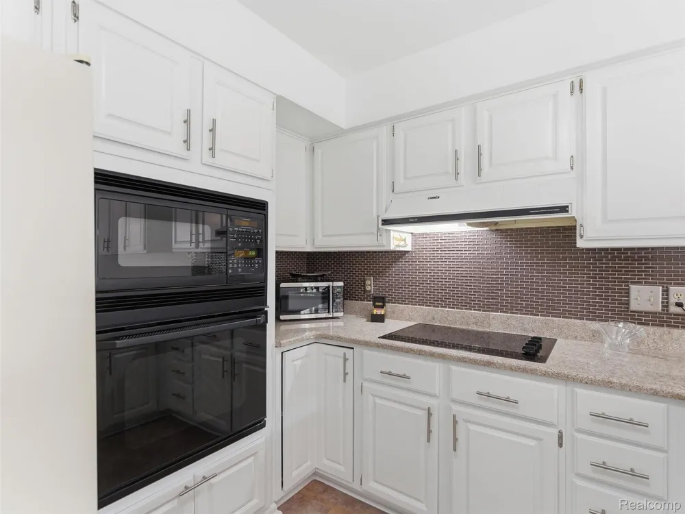 4261 Wabeek Lake Drive S Bloomfield Hills City, MI 48302