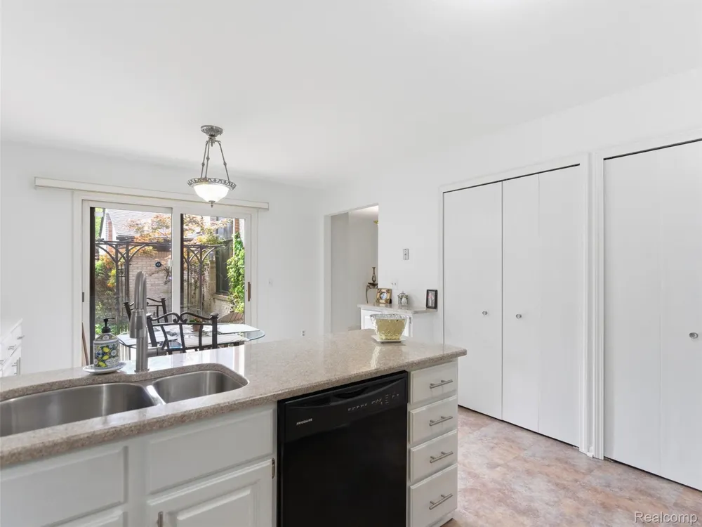 4261 Wabeek Lake Drive S Bloomfield Hills City, MI 48302