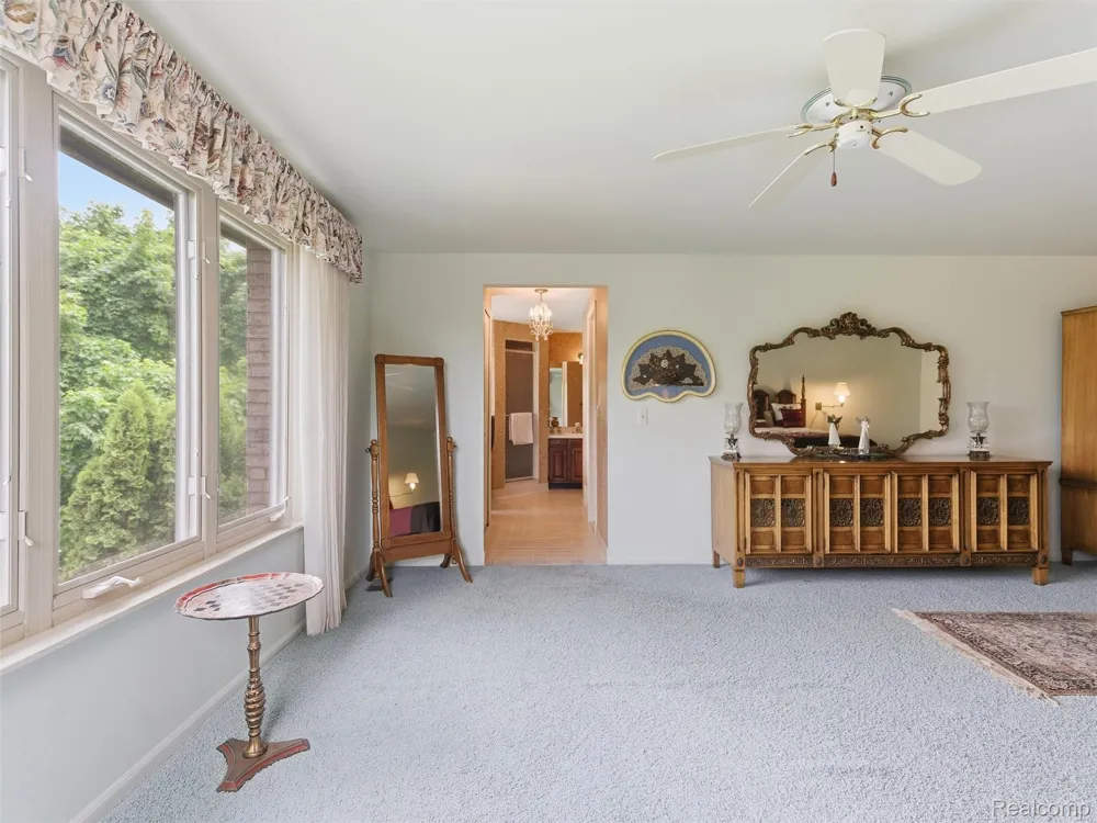 4261 Wabeek Lake Drive S Bloomfield Hills City, MI 48302