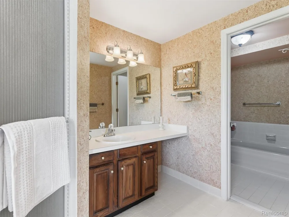 4261 Wabeek Lake Drive S Bloomfield Hills City, MI 48302