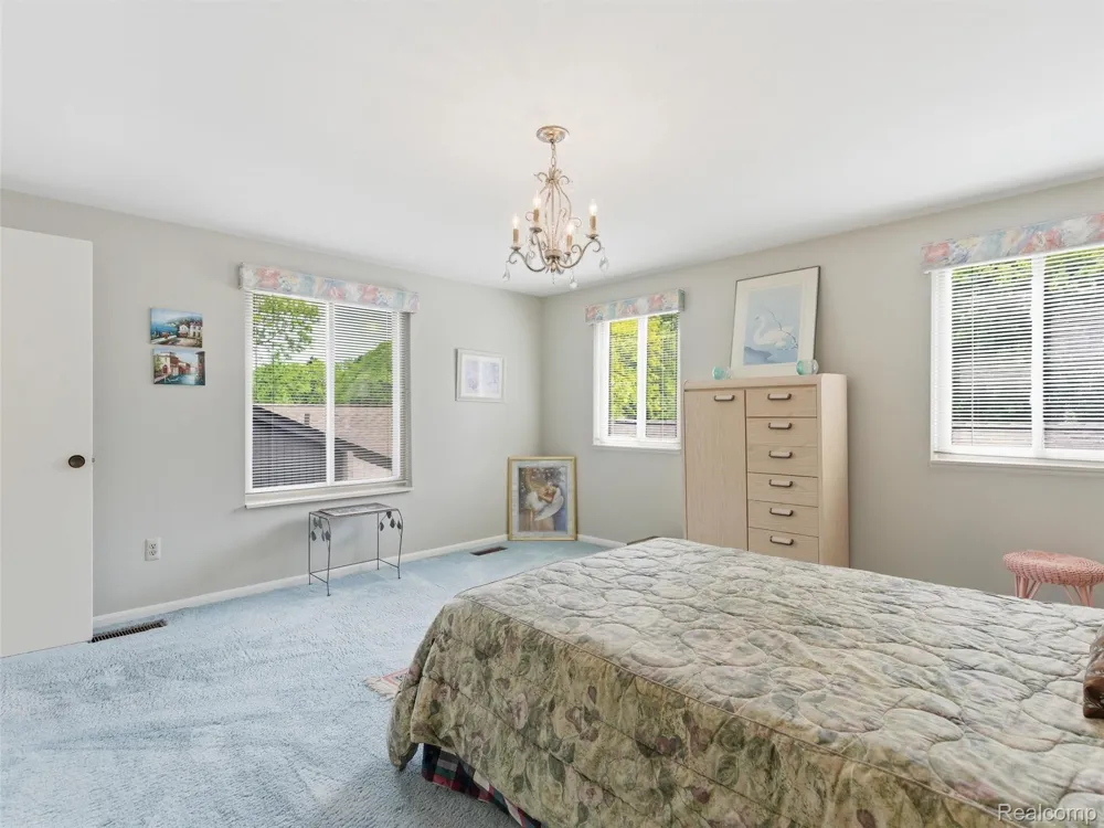 4261 Wabeek Lake Drive S Bloomfield Hills City, MI 48302