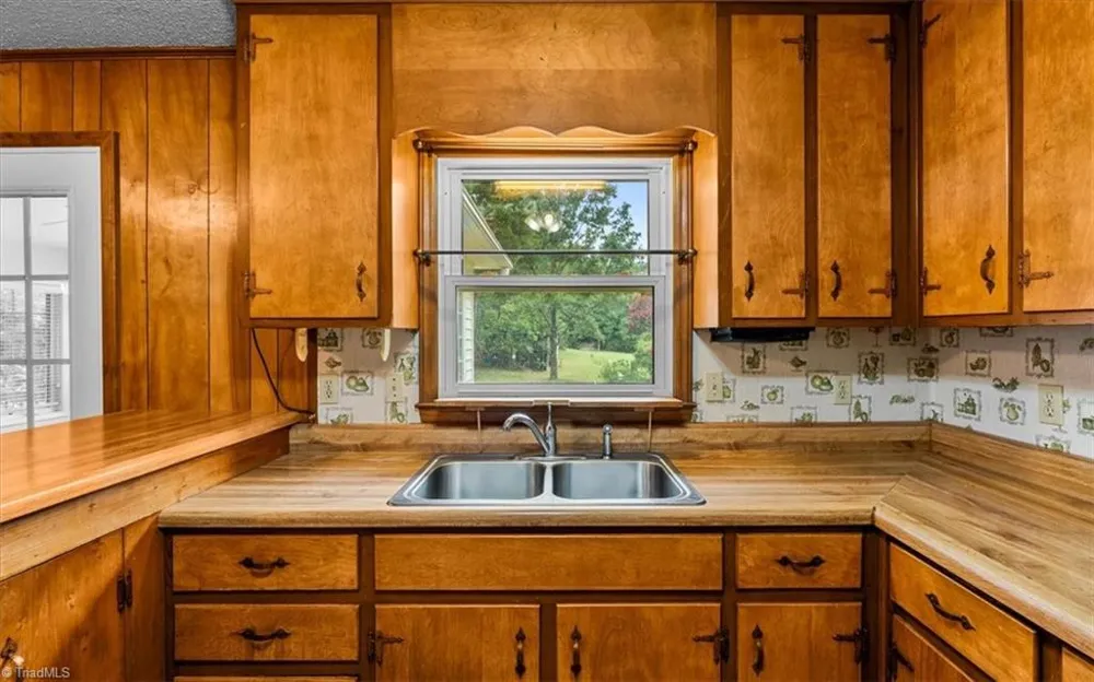 8936 Market Street Colfax, NC 27235