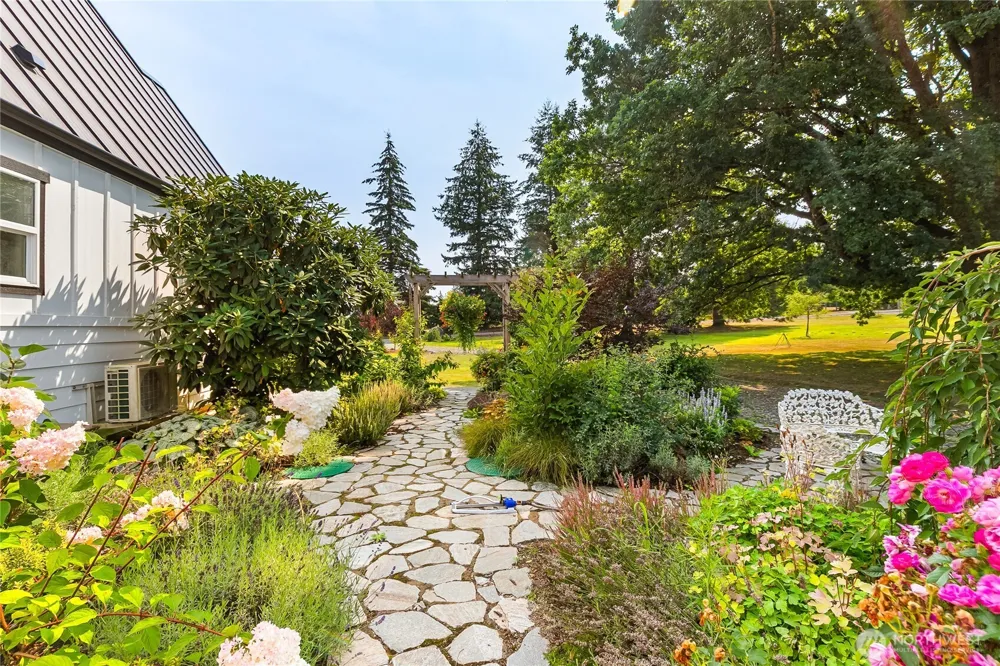 810 H ST ROAD Lynden, WA 98264