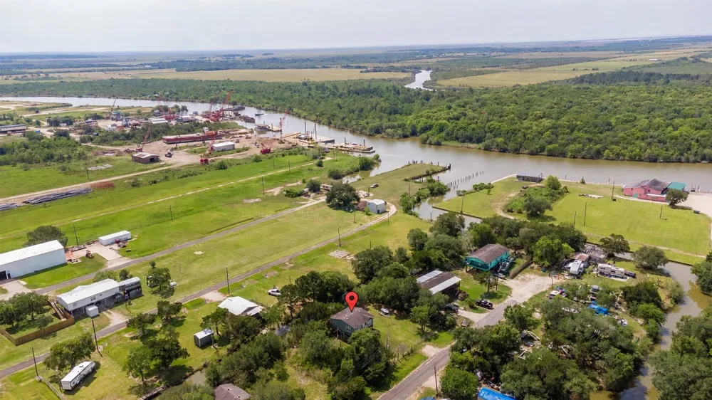 637 Troy Street Anahuac, TX 77514
