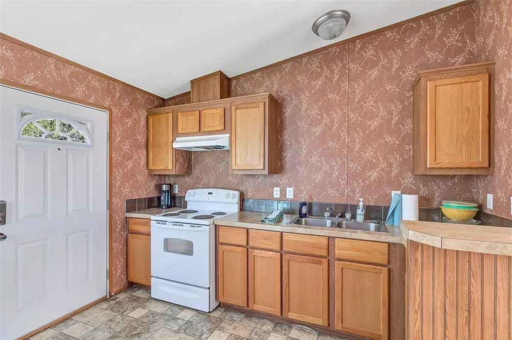 637 Troy Street Anahuac, TX 77514