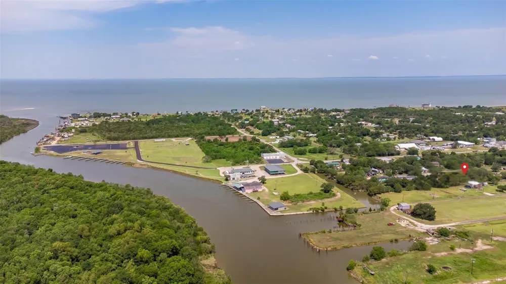 637 Troy Street Anahuac, TX 77514