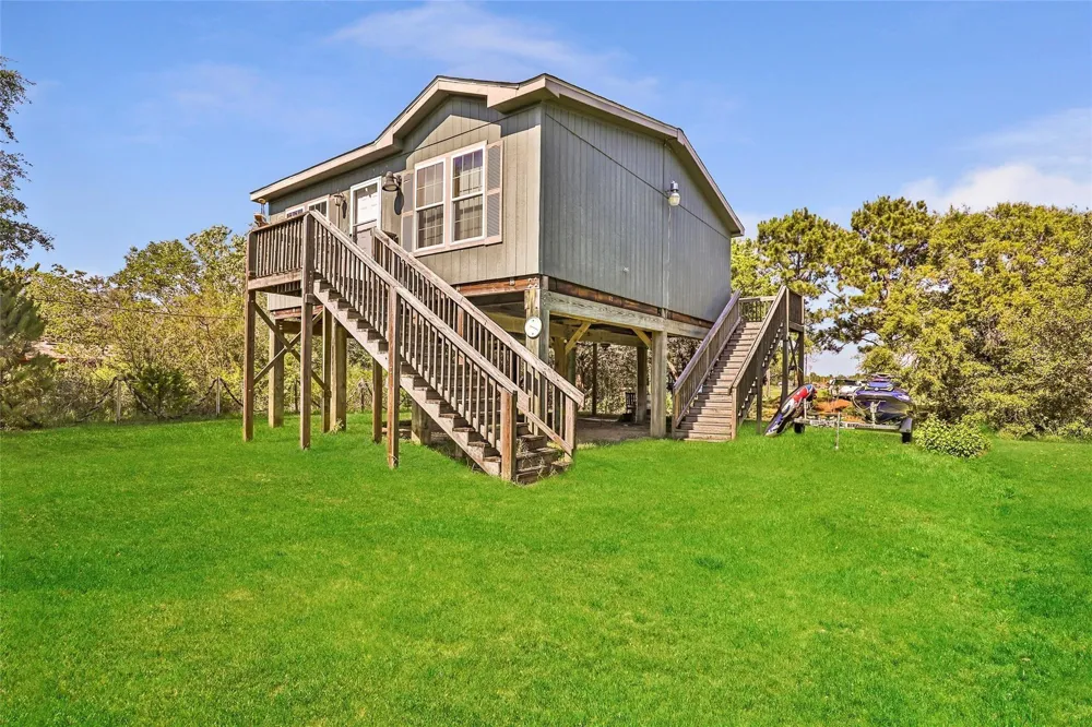 637 Troy Street Anahuac, TX 77514