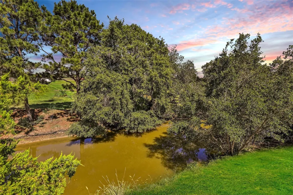 637 Troy Street Anahuac, TX 77514