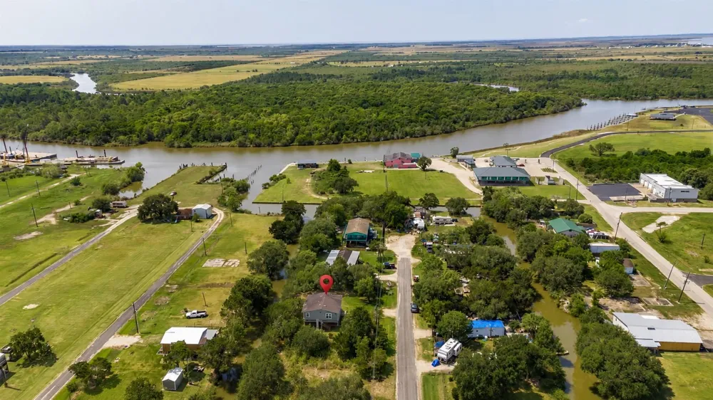 637 Troy Street Anahuac, TX 77514