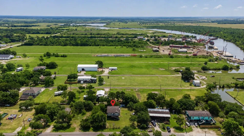 637 Troy Street Anahuac, TX 77514