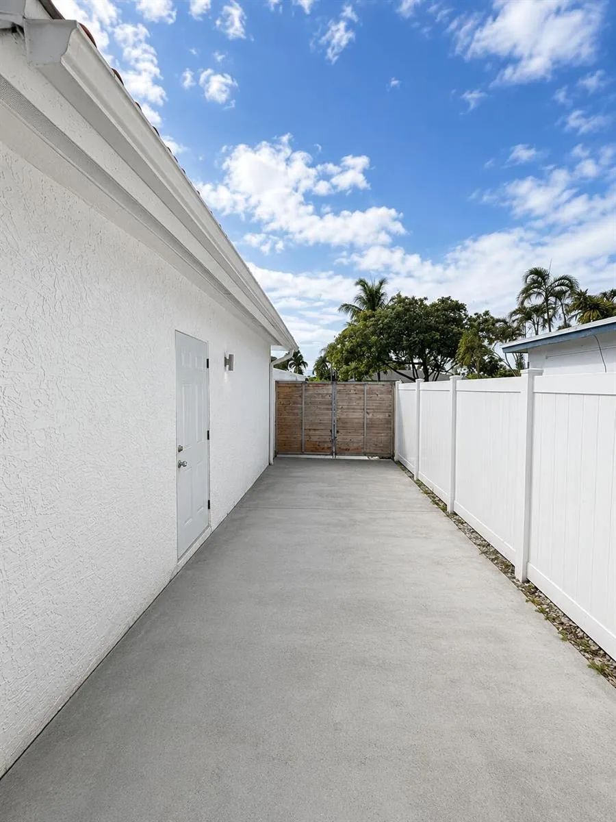 4730 NE 3rd Avenue Oakland Park, FL 33334