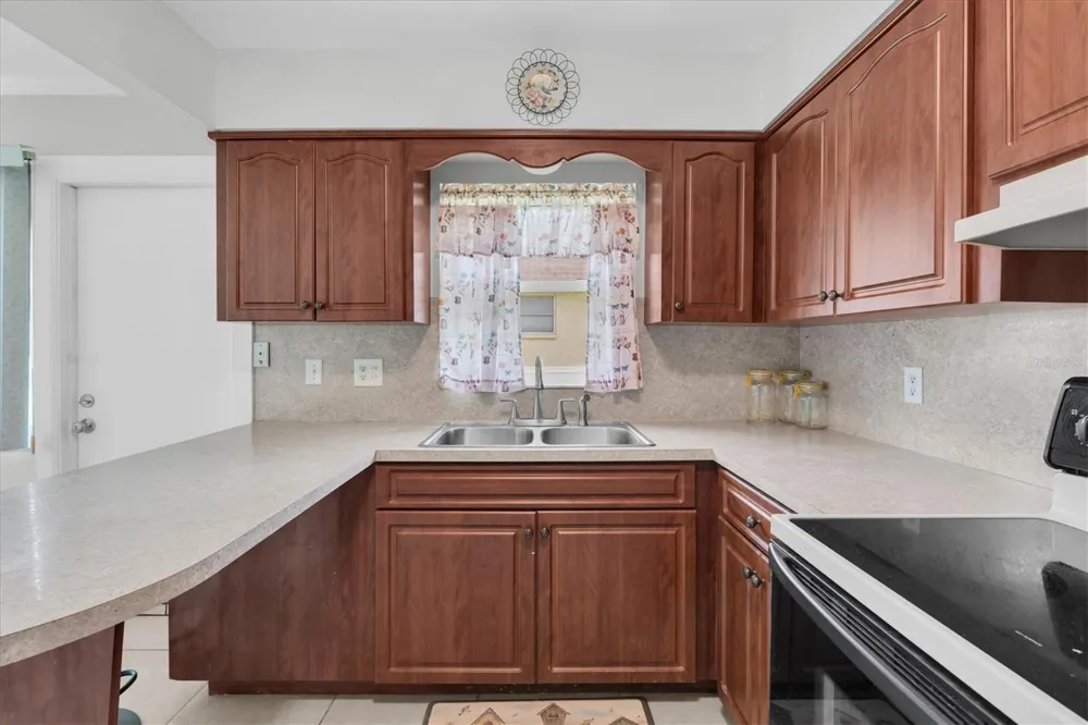 7030 VERSAILLES Pinellas Park, FL 33781