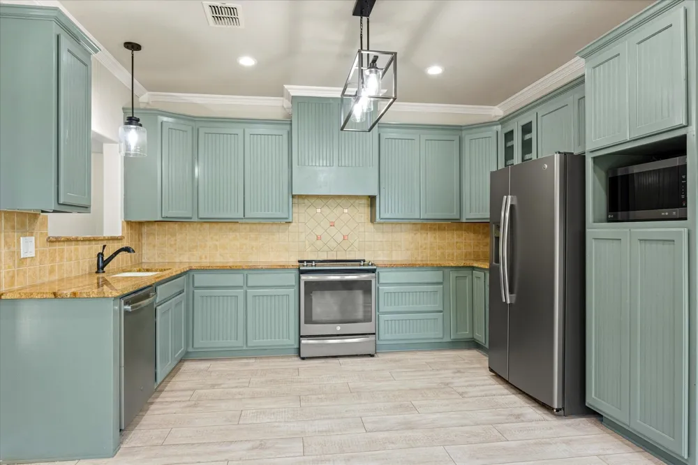 2935 Meandering Way Granbury, TX 76049