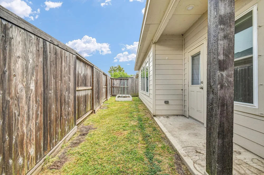 400 Flycatcher Court Clute, TX 77531